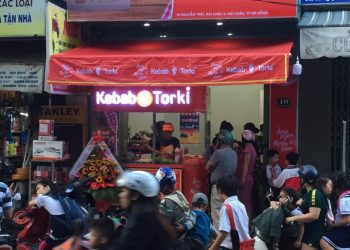 Đếm tiền mỏi tay với xe đẩy bánh mì Kebab