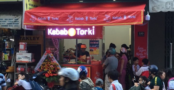 Đếm tiền mỏi tay với xe đẩy bánh mì Kebab