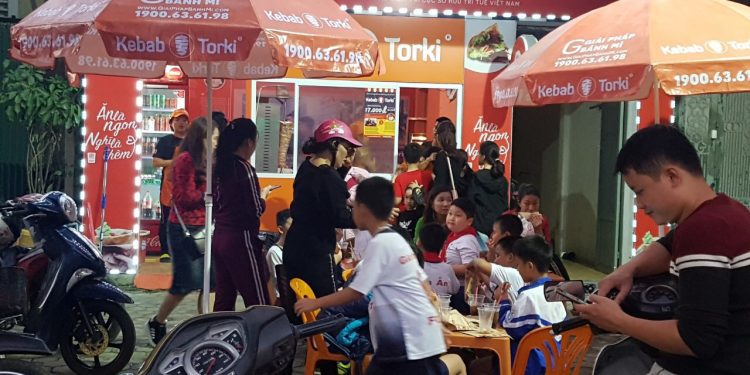 Cua-hang-kebab-torki-luon-dong-khach
