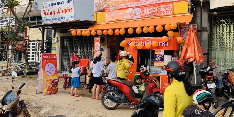 Kinh-doanh-banh-mi-kebab-giup-nhieu-nguoi-gia-tang-thu-nhap