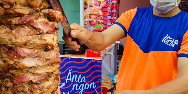 Bánh mì thịt truyền thống Viêt Nam và bánh mì nướng và xoay Thổ Nhĩ Kỳ Kebab Torki khác nhau thế nào