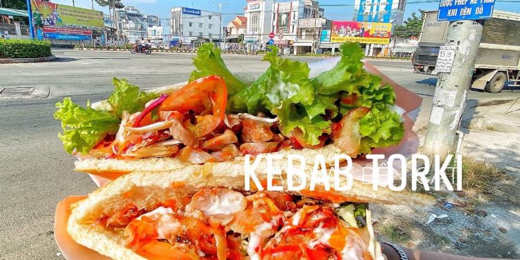 Bánh mì thịt truyền thống Viêt Nam và bánh mì nướng và xoay Thổ Nhĩ Kỳ Kebab Torki khác nhau thế nào
