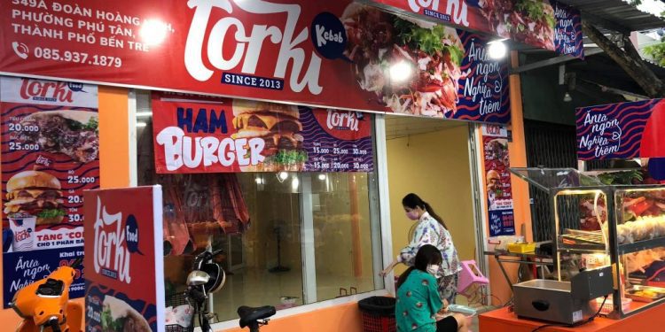Sốt bánh mì kebab là nhân tố quan trọng giúp cho hương vị chiếc bánh hài hòa và khó quên. Xem ngay cách làm sốt kebab đúng điệu.