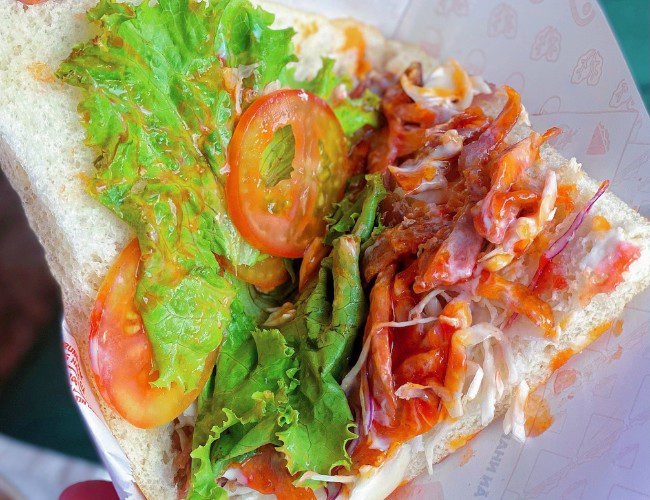 Bánh mì Kebab với phần rau và nước sốt thơm béo